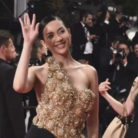 Kemunculan perempuan 31 tahun ini di Cannes menandai debut sebagai aktris film internasional. Ia membintangi film thriller-drama Inggris, ‘Cookster: The Darkest Days’, yang masuk nominasi untuk kategori Best Indie Movie dalam Cannes Film Awards 2025. (Foto: Instagram/@elviraelph)