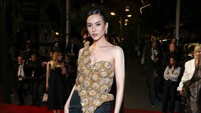 Foto: Elvira Devinamira Muncul Lagi di Cannes 2025, Pakai Gaun Backless