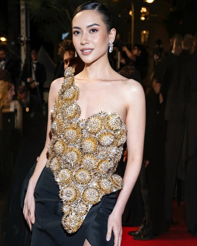 Kali ini, ia berbalut gaun adibusana yang didesain oleh Omran Osman, seorang perancang berdarah Lebanon-Panama. Gaun tersebut menampilkan korset keemas struktural asimetris yang dihiasi taburan kristal Swarovski. (Foto: Instagram/@elviraelph)