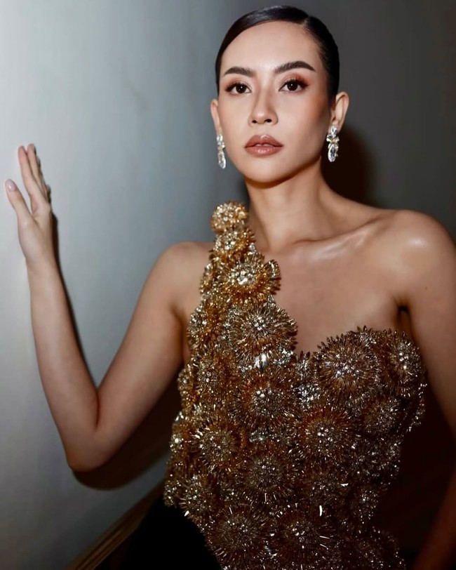 Turut melengkapi penampilannya, sepasang anting dengan batuan berlian yang menggantung di kuping. Tak ketinggalan hair-do yang sleek semakin menyempurnakan gayanya. (Foto: Instagram/@omranosmancouture)