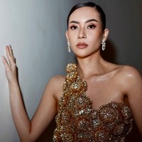 Turut melengkapi penampilannya, sepasang anting dengan batuan berlian yang menggantung di kuping. Tak ketinggalan hair-do yang sleek semakin menyempurnakan gayanya. (Foto: Instagram/@omranosmancouture)
