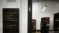 Prasasti di pintu masuk mencatat nama-nama pejuang yang diadili bersama Bung Karno. Sebuah pengingat bahwa kemerdekaan dibayar dengan keberanian dan pengorbanan.