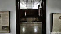 Ruang sidang ini masih terjaga seperti dulu dengan meja hakim, pagar kayu, dan dokumentasi perjuangan. Di sinilah suara “Indonesia Menggugat” pertama kali menggema.