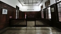 Gedung ini beberapa kali beralih fungsi seperti menjadi Kantor Palang Merah Indonesia (PMI) pada tahun 1950, Gedung Keuangan di tahun 1950-1973 hingga Kantor Dinas Perdagangan dan Perindustrian Jawa Barat dari 1973-1999.