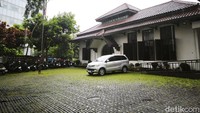 Berdiri sejak 1907, Gedung Indonesia Menggugat dulunya adalah Landraad atau pengadilan kolonial Belanda. Kini, ia menjadi cagar budaya yang menyimpan kisah perjuangan bangsa.