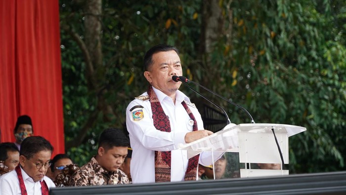 Gubernur Jambi Al Haris.saat menghadiri pelantikan dan retret Ketua Rukun Tetangga Serentak di Kota Jambi.