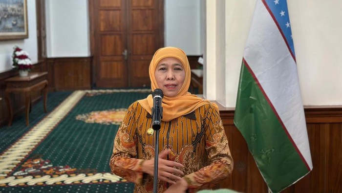 Gubernur Jatim Khofifah Indar Parawansa di Gedung Negara Graadi.