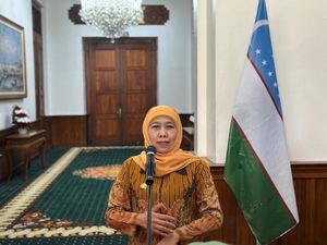 Khofifah Hapus Tunggakan Pajak Kendaraan Khusus Ojol dan Warga Miskin