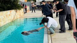 Momen Han So Hee di Cannes: Handukan, Berenang, Karpet Merah
