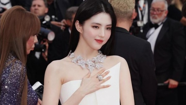 Momen Han So Hee di Cannes: Handukan, Berenang, Karpet Merah