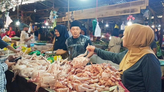 Harga ayam di Pasar Pal 5 Palembang merangkak naik menjelang Idul Adha