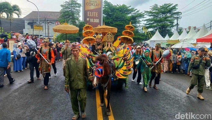 Hari Nelayan ke-65 di Palabuhanratu, Kabupaten Sukabumi, Selasa (21/5/2025) Hari Nelayan ke-65 di Palabuhanratu, Kabupaten Sukabumi, Selasa (21/5/2025)