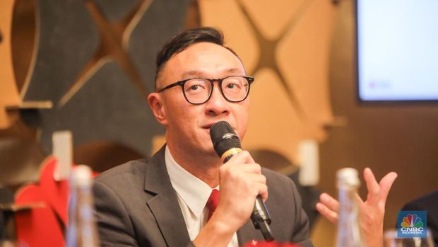 Head of Institutional Banking Group PT Bank DBS Indonesia, Anthonius Sehonamin menyampaikan paparan dalam Media Briefing DBS Asian Insights Conference di Jakarta, Rabu (21/5/2025). (CNBC Indonesia/Faisal Rahman)