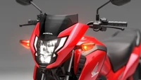 Secara desain, Honda CB125F telah mengalami penyegaran besar dengan bodywork yang lebih tajam, lampu LED baru di bagian depan dan belakang, serta knalpot berwarna hitam. Foto: Dok. Honda