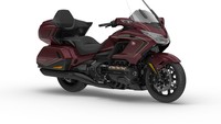 Honda Gold Wing dibekali mesin 1.833cc berpendingin cairan 6-silinder yang dipasang secara horisontal berlawanan. Mesin ini mampu hasilkan tenaga maksimum power 93 kW (125 dk) pada 5.500 rpm dan torsi maksimum 170 Nm pada 4.500 rpm. Model ini memiliki transmisi canggih dengan 7 kecepatan Dual Clutch Transmission (DCT) yang dilengkapi forward/reverse Walking Mode. Foto: Dok. Astra Honda Motor (AHM)