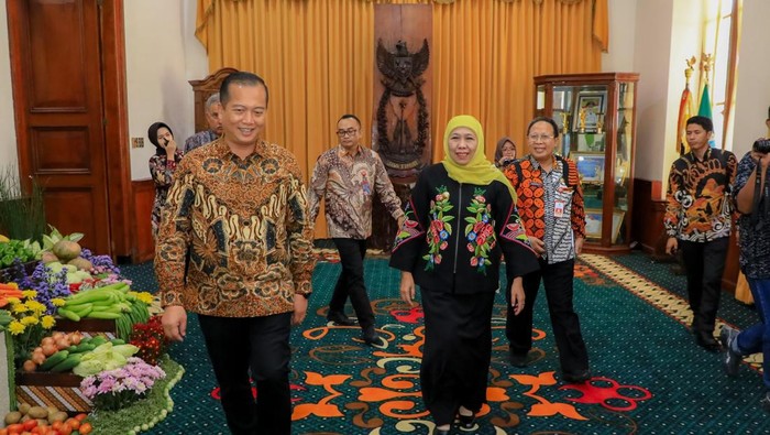 Gubernur NTB Lalu Muhamad Iqbal bertemu dengan Gubernur Jatim di Surabaya.