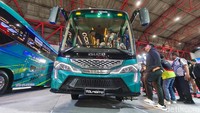 Bus ini mengadopsi kaca depan single glass atau kaca tunggal. Dari aspek fungsionalitas, bus single glass menawarkan visibilitas yang baik buat penumpang.