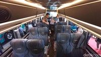Interior Grand Touristo dilengkapi kursi ergonomis, sistem pendingin optimal, dan teknologi hiburan untuk pengalaman penumpang yang maksimal.