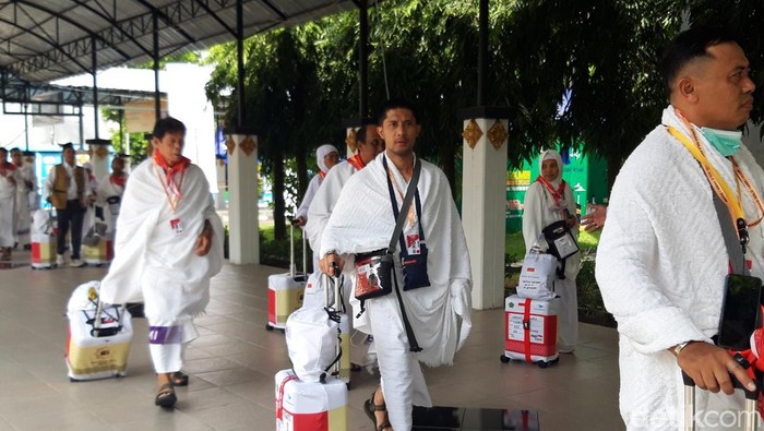 Jemaah calon haji Embarkasi Solo, dengan memakai ihram menuju gedung Muzdalifah untuk diberangkatkan ke Bandara Adi Soemarmo dan diterbangkan ke Arab Saudi, Rabu (21/5/2025).
