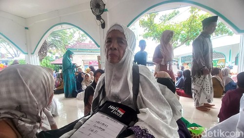 Siti Maimunah (89) jemaah haji tertua asal Buleleng saat berada di Masjid Jamik Singaraja, Rabu (21/5/2025).