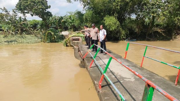 Jembatan penghubung antara Desa Kemiri dengan Desa Kalangrejo, Kecamatan Kunduran, Blora, putus. Foto diunggah Rabu (21/5/2025).
