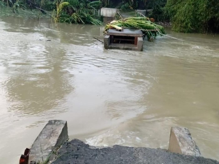 Jembatan penghubung antara Desa Kemiri dengan Desa Kalangrejo, Kecamatan Kunduran, Blora, putus. Foto diunggah Rabu (21/5/2025).