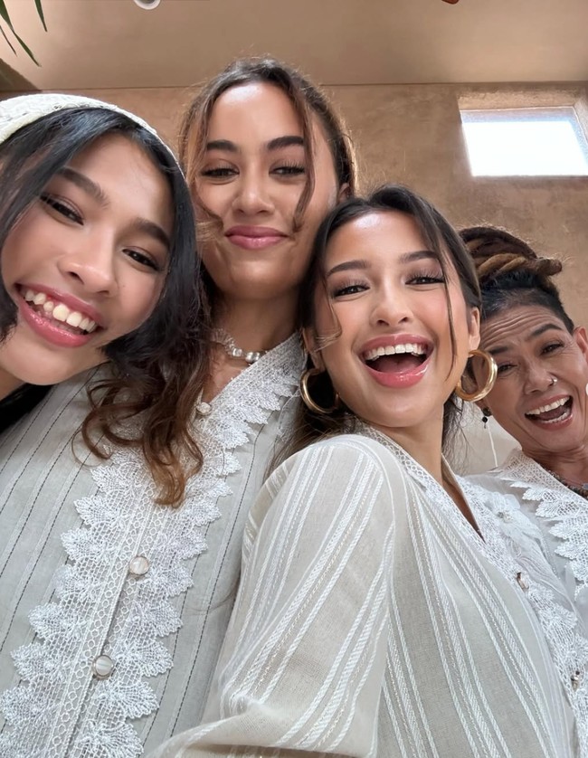 Kedekatan Jennifer Coppen dan keluarga mendiang suaminya, Dali Wassink, memang begitu jelas terlihat. Tak hanya dekat dengan mertuanya, Yaowaret Prawat atau yang akrab disapa Yaya, Jennifer juga dekat dengan adik iparnya, Zoe Wassink. Foto: Instagram/@jennifercoppenreal20