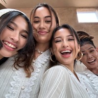 Kedekatan Jennifer Coppen dan keluarga mendiang suaminya, Dali Wassink, memang begitu jelas terlihat. Tak hanya dekat dengan mertuanya, Yaowaret Prawat atau yang akrab disapa Yaya, Jennifer juga dekat dengan adik iparnya, Zoe Wassink. Foto: Instagram/@jennifercoppenreal20