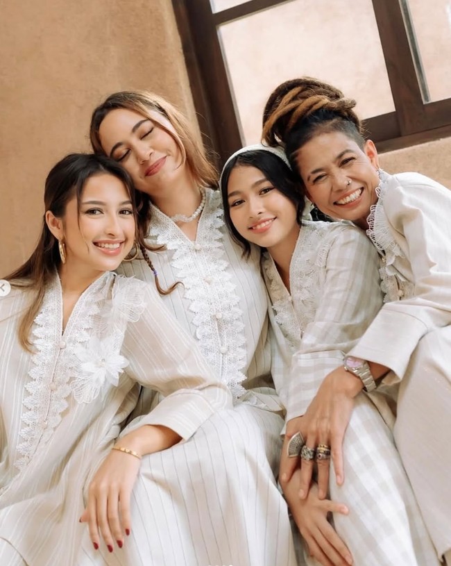 Jennifer bersama keluarga suaminya sempat menjalani pemotretan bersama dengan tampil kompak mengenakan pakaian seragaman. Duduk di sebelah Zoe, kedekatan Jennifer dan adik iparnya itu tampak jelas. Foto: Instagram/@jennifercoppenreal20