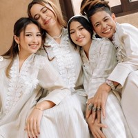 Jennifer bersama keluarga suaminya sempat menjalani pemotretan bersama dengan tampil kompak mengenakan pakaian seragaman. Duduk di sebelah Zoe, kedekatan Jennifer dan adik iparnya itu tampak jelas. Foto: Instagram/@jennifercoppenreal20