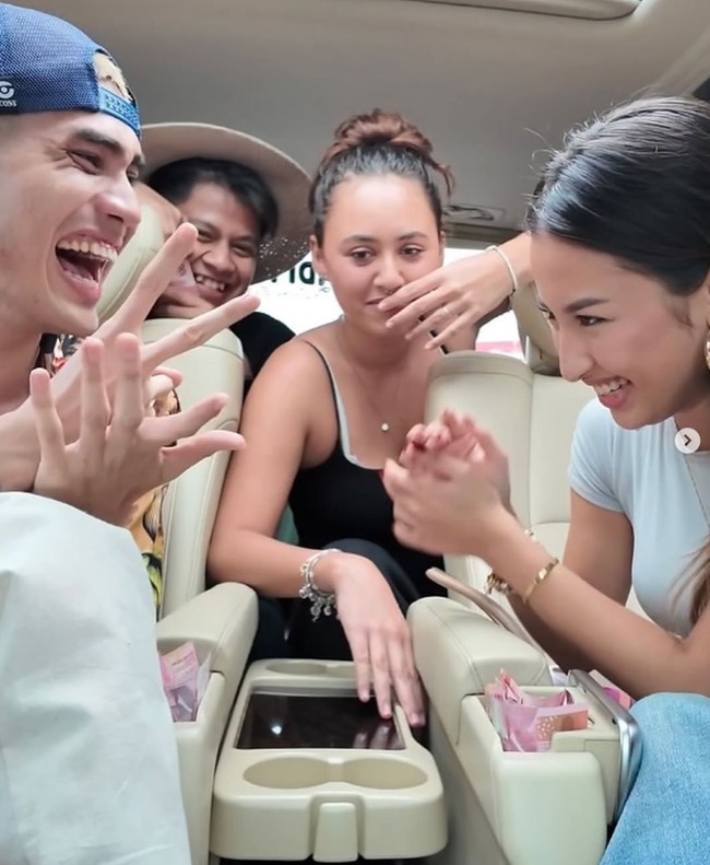 Zoe juga kerap terlihat menemani Jennifer membuat konten. Seperti saat keduanya pergi bareng bersama Aisar Khaled. Foto: Instagram/@jennifercoppenreal20