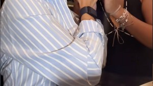 Jennifer Coppen dan Zoe berbagi makanan. Jennifer Coppen dan Zoe bukan sekadar ipar, mereka saling menguatkan ketika Dali Wassink meninggal dunia. Foto: TikTok/@jennifer.coppen