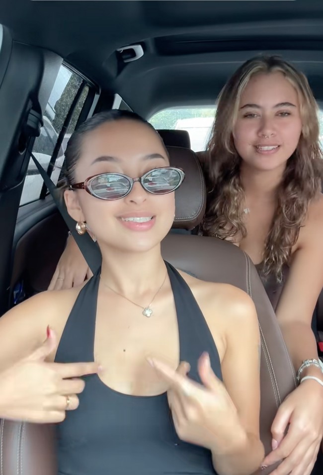 Sayangnya kedekatan antara Jennifer dan Zoe digosipkan retak karena keduanya sempat saling unfollow akun Instagram. Jennifer juga sempat membuat pernyataan di Instagram Story miliknya yang mengakui bahwa ada perselisihan antara dirinya dengan Zoe. Hai semua. Saya sangat menghargai semua support dan dukungan yang terus kalian berikan kepada saya. Saya sadar bahwa beberapa perubahan terakhir membuat banyak orang penasaran, terutama terkait hubungan saya dengan Zoe. Meski saya mengerti rasa ingin tahu tersebut, kami dengan rendah hati meminta pengertian dan rasa hormat saat kami menangani urusan pribadi keluarga kami secara tertutup, tulisnya. Foto: TikTok/@jennifer.coppen