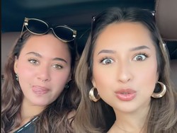 7 Foto Kedekatan Jennifer Coppen & Zoe Wassink yang Jadi Sorotan