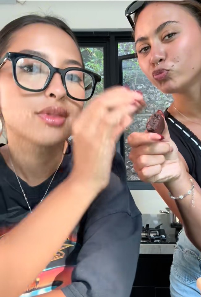 Meski bukan saudara kandung, namun kedekatan Jennifer dan Zoe memang kerap bikin iri. Seperti momen saat keduanya kompak menjajal brownies buatan Jennifer. Foto: TikTok/@jennifer.coppen