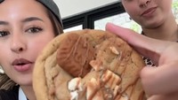 Selain itu Jennifer yang hobi buat kue, sering mengunggah videonya buat cookies dan kue bareng Zoe di TikToknya. Foto: Instagram @chewysdessert