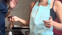 Saat Jennifer membuat brownies, Zoe selalu siap membantu dan memberikan masukan dari kue buatan Jennifer. Foto: Instagram @chewysdessert