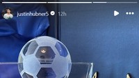 Hubner juga menerima penghargaan sebagai pemain terbaik Wolves U-21 versi pilihan pemain. Foto: Instagram/justinhubner5