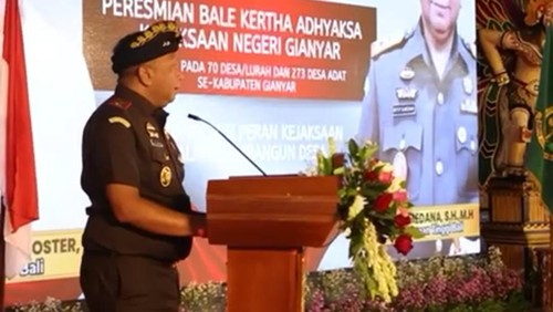 Kajati Bali Ketut Sumedana saat meresmikan Bale Kerta Adhyaksa di Gianyar, Rabu (21/5/2025).