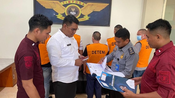 Kantor Imigrasi Kelas I TPI Gorontalo mendeportasi 5 WNA asal Tiongkok karena menjadi penambang emas ilegal di Pohuwato.
