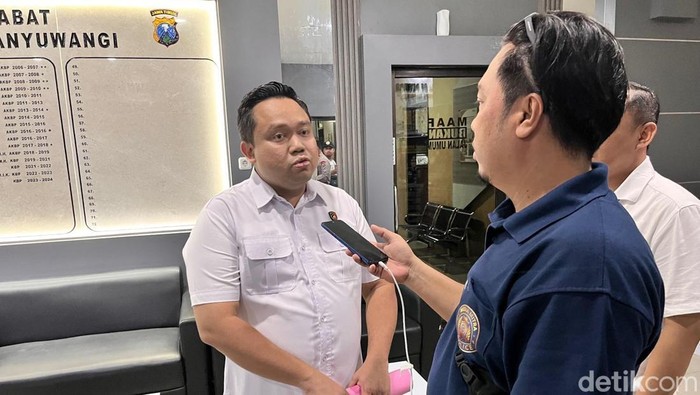 Kasatreskrim Polresta Banyuwangi Kompol Komang Yogi Arya saat diwawancara sejumlah wartawan.