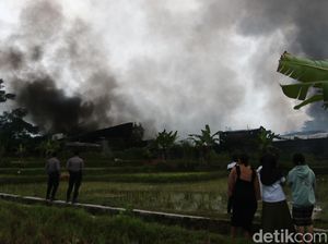 6 Jam Lebih Kebakaran Pabrik Garmen di Sleman Belum Padam