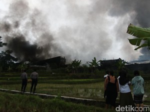 6 Jam Lebih Kebakaran Pabrik Garmen di Sleman Belum Padam