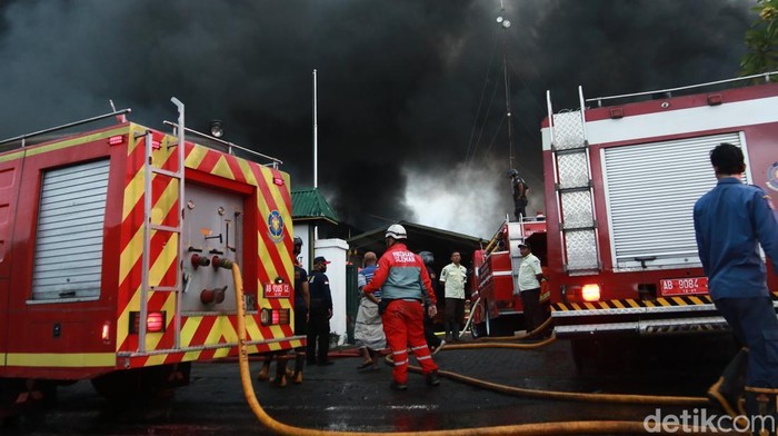 Pabrik garmen di Balong, Ngaglik, Sleman, terbakar dini hari tadi.