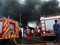 13 Damkar Diterjunkan Padamkan Kebakaran Pabrik Garmen di Sleman