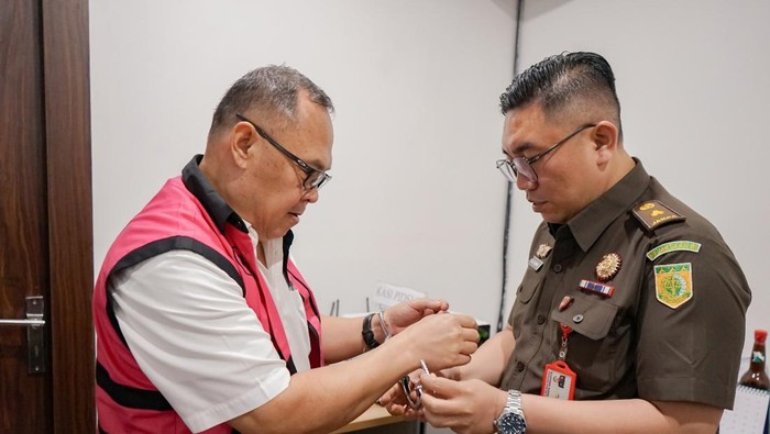 Kejaksaan Agung (Kejagung) melimpahkan sembilan tersangka kasus korupsi impor gula Kemendag 2015-2016