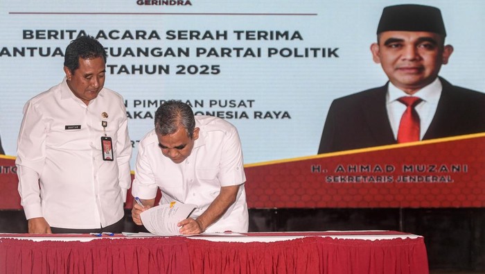 Sekjen Partai Gerindra Ahmad Muzani memberikan paparan sebelum menerima bantuan keuangan Partai Politik (Parpol) Tahun 2025 dari Kemendagri di kantor DPP Gerindra, Jakarta, Rabu (21/5/2025). Kemendagri menyerahkan bantuan keuangan ke Partai Gerindra Tahun 2025 sebesar Rp20,071 miliar. ANTARA FOTO/Muhammad Adimaja/Spt.