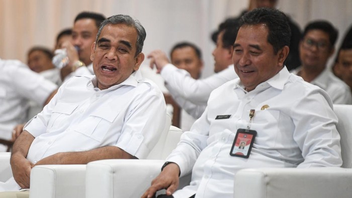Kemendagri beri dana bantuan ke Partai Gerindra Rp20,071 miliar Sekjen Partai Gerindra Ahmad Muzani memberikan paparan sebelum menerima bantuan keuangan Partai Politik (Parpol) Tahun 2025 dari Kemendagri di kantor DPP Gerindra, Jakarta, Rabu (21/5/2025). Kemendagri menyerahkan bantuan keuangan ke Partai Gerindra Tahun 2025 sebesar Rp20,071 miliar. ANTARA FOTO/Muhammad Adimaja/Spt.