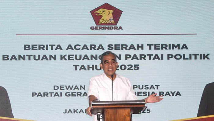 Sekjen Partai Gerindra Ahmad Muzani memberikan paparan sebelum menerima bantuan keuangan Partai Politik (Parpol) Tahun 2025 dari Kemendagri di kantor DPP Gerindra, Jakarta, Rabu (21/5/2025). Kemendagri menyerahkan bantuan keuangan ke Partai Gerindra Tahun 2025 sebesar Rp20,071 miliar. ANTARA FOTO/Muhammad Adimaja/Spt.