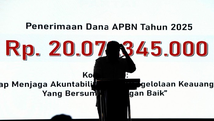 Sekjen Partai Gerindra Ahmad Muzani memberikan paparan sebelum menerima bantuan keuangan Partai Politik (Parpol) Tahun 2025 dari Kemendagri di kantor DPP Gerindra, Jakarta, Rabu (21/5/2025). Kemendagri menyerahkan bantuan keuangan ke Partai Gerindra Tahun 2025 sebesar Rp20,071 miliar. ANTARA FOTO/Muhammad Adimaja/Spt.